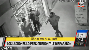 Violento robo motochorro a clientes de un kiosco en San Justo. (Captura de Tv) Violento robo motochorro a clientes de un kiosco en San Justo. (Captura de Tv)