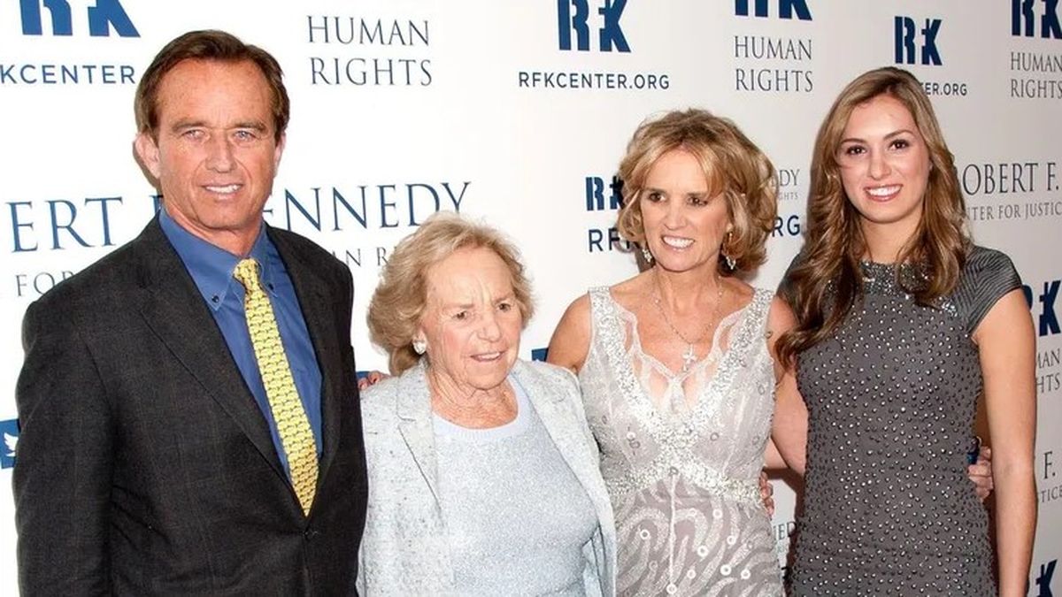Kyle Kennedy con sus tíos Robert Kennedy Jr. y Kerry Kennedy y su abuela, Ethel Kennedy. (Foto: archivo)