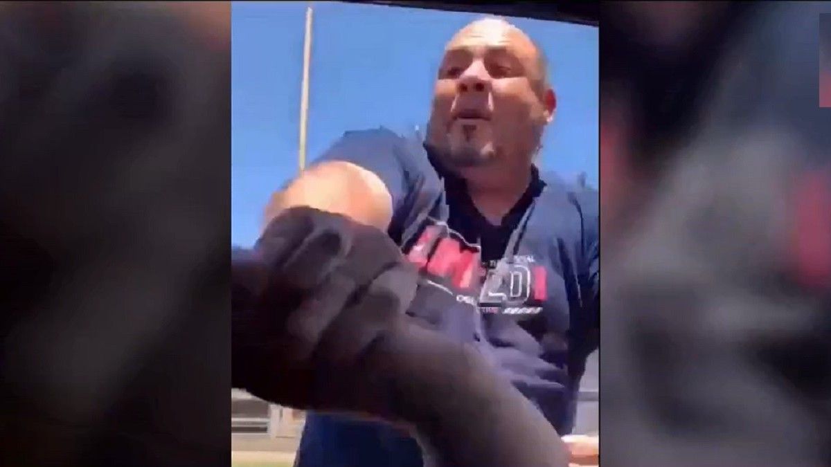 El agresor fue registrado por una de las víctimas. Foto: captura de Tv.&nbsp;