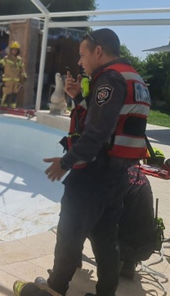 Un pozo se devoró una piscina durante una fiesta: hay un desaparecido