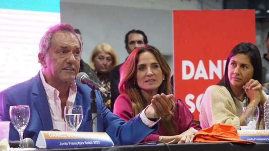 Daniel Scioli y Victoria Tolosa Paz, juntos en un plenario en Mar del Plata