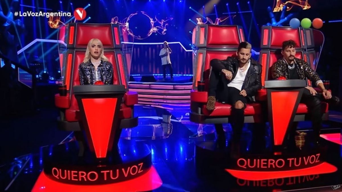 Parte del jurado de La Voz Argentina escucha atento al mendocino Marcos Olaguibet, interpretando una versión de Don’t look back in anger, de Oasis.