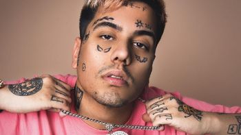 El Duki sufrió un accidente y apareció en silla de ruedas en México