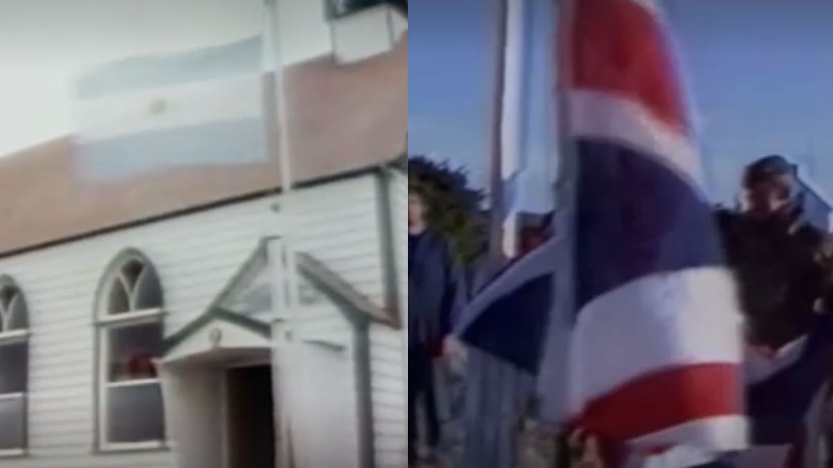 Dos banderas en el mismo mástil de Malvinas. La Argentina desde el 2 de abril de 1982. El 14 de junio de ese año finalizó la guerra y la bandera británica volvió a despojar a la argentina. (foto: A24.com)