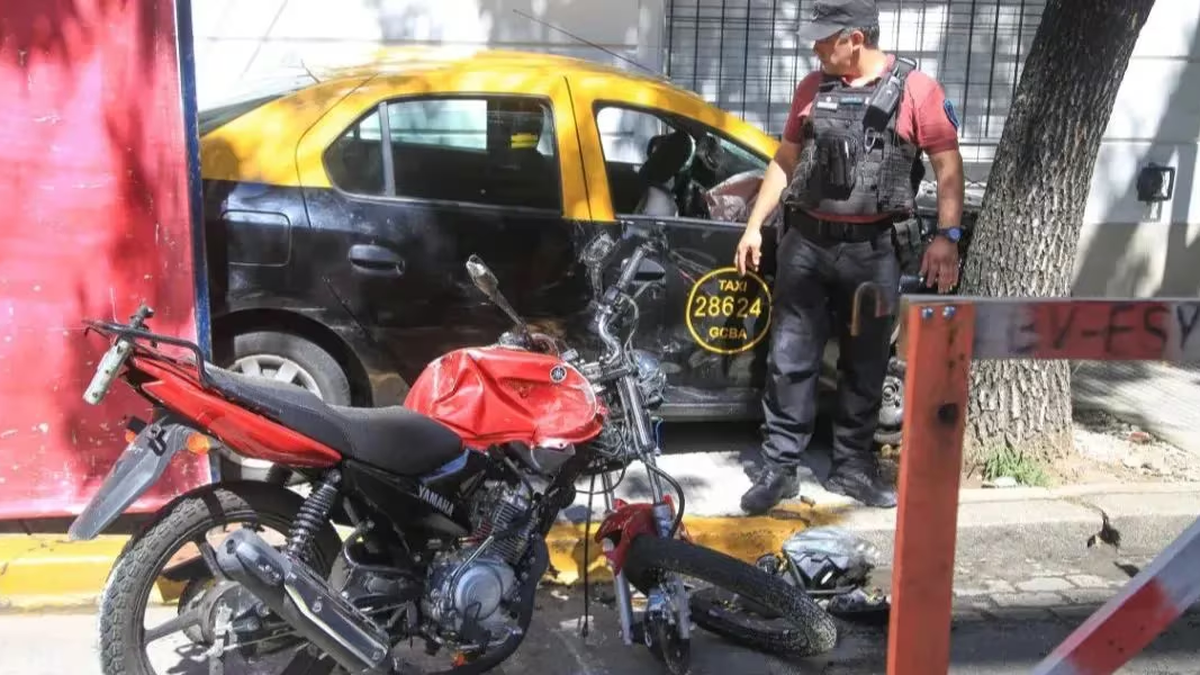 Una persona murió tras el choque de una moto con un taxi en el barrio porteño de Caballito. (Foto: TN)