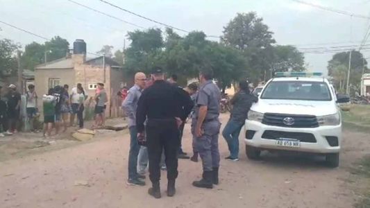 Salió a buscar a su mamá y la encontró en el piso, degollada: el principal sospechoso