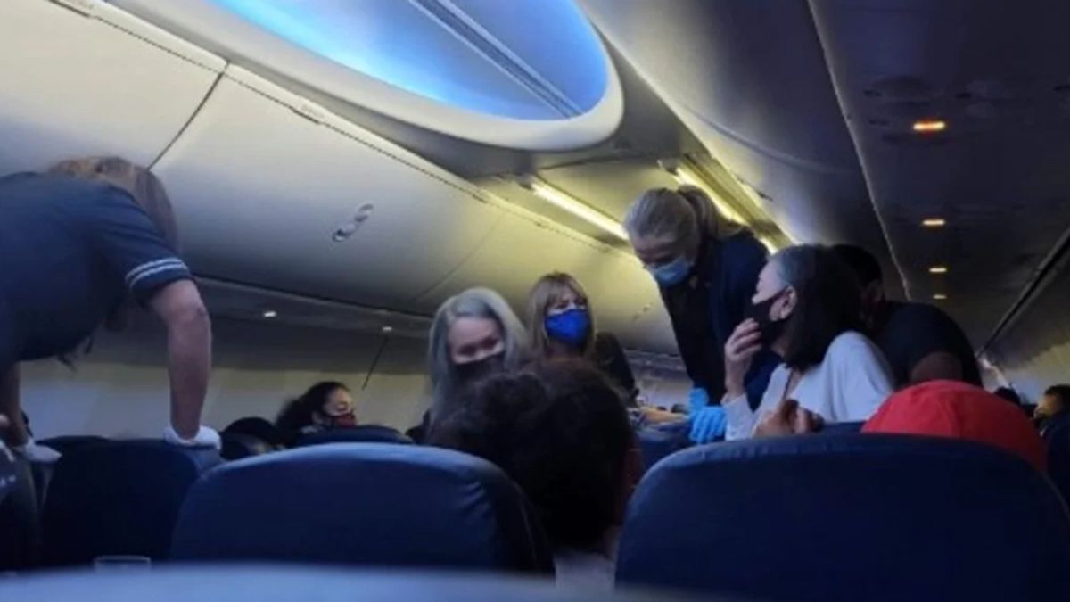Un hombre se descompensó en pleno vuelo desde Bariloche y murió en el aeropuerto de Neuquén.&nbsp;