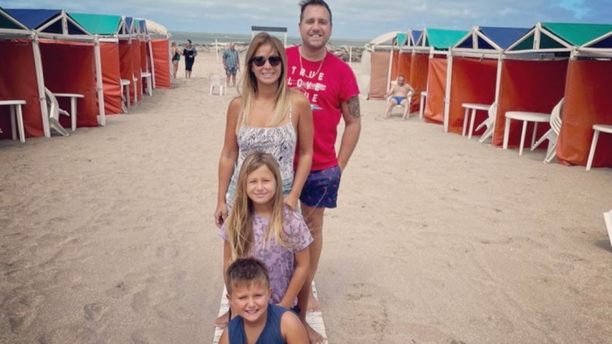 Fernanda Vives junto a Sebastián Cobelli y sus hijos este verano en la playa. 
