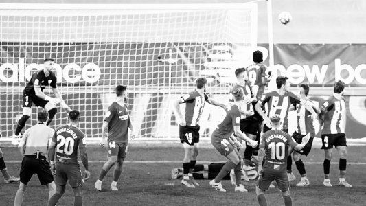 Banega acerca a Sevilla a la Champions: golazo de tiro libre y asistencia para darle vuelta el partido a Athletic