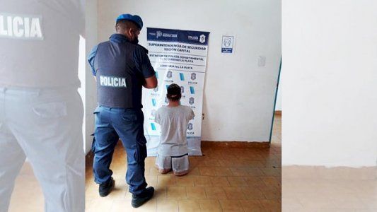 Un hombre sin brazos ni piernas fue detenido luego de robarle la cartera a una mujer