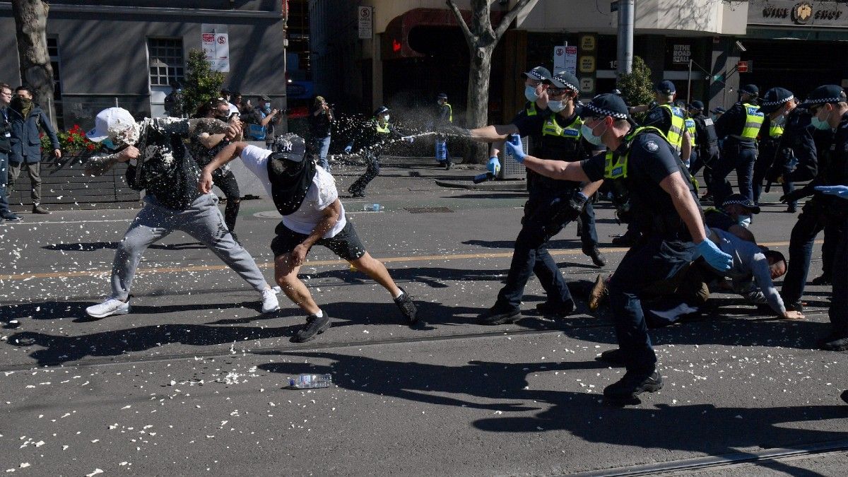 Confinamiento. Cientos de personas salieron a las calles de Melbourne y Sydney para protestar. Fuente: AP.&nbsp;