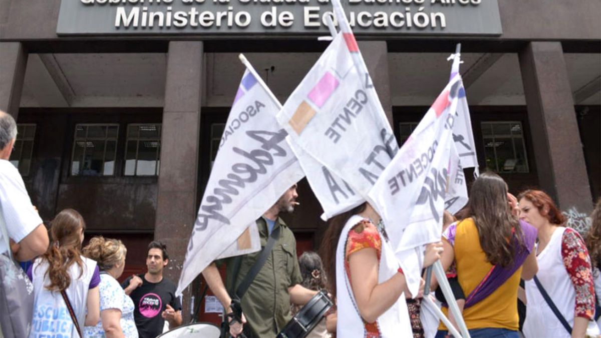 El sindicato Ademys anunció un paro de 24 horas para este lunes en reclamo al techo salarial del 60% que puso el gobierno encabezado por Horacio Rodríguez Larreta. (Foto: Sonidogremial)