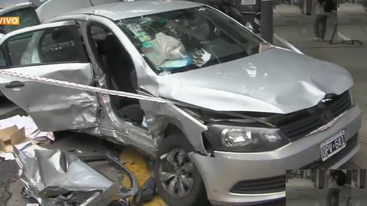 Choque en Caballito: una mujer cruzó en rojo y quedó atrapada dentro de su auto