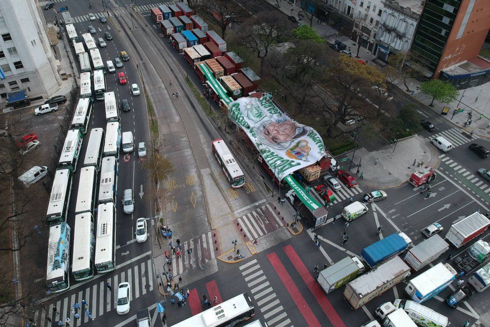 Cientos de camiones encabezaron una caravana sobre la 9 de Julio por el 17-O