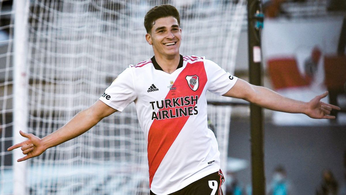 ¿Julián Álvarez se queda hasta diciembre? La postura del Manchester City