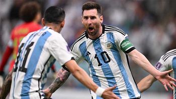 Con la magia de Messi y un golazo de Enzo Fernández, la Argentina venció a México y sueña con la clasificación