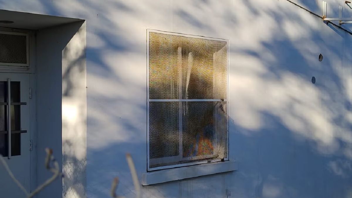 Inseguridad. La ventana por donde el menor ingresó al jardín de infantes (Foto: gentileza El Doce TV).