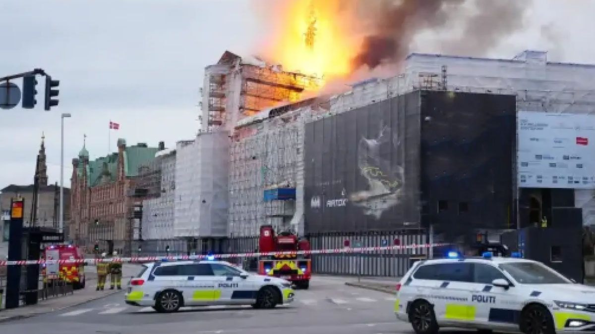 El incendio en la histórica bolsa de comercio de Copenhague. (Foto: Gentileza 20 minutos)  