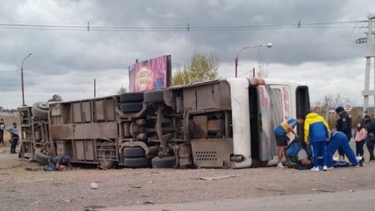 Un micro con hinchas de Boca volcó rumbo a Mendoza: hay un muerto y varios heridos