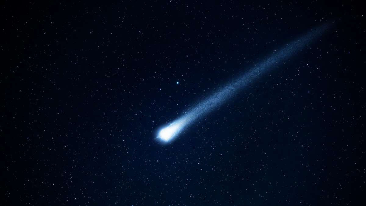 Imágenes impactantes: una bola azul cruzó el cielo en Australia y causó terror