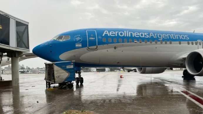 Más de 100 vuelos de Aerolíneas Argentinas fueron cancelados por el temporal