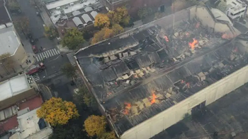 Tras el nuevo incendio en Iron Mountain, los bomberos tuvieron que derribar una pared