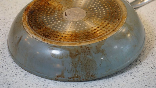 Mostró el truco definitivo para limpiar manchas de grasa de las ollas y se volvió viral