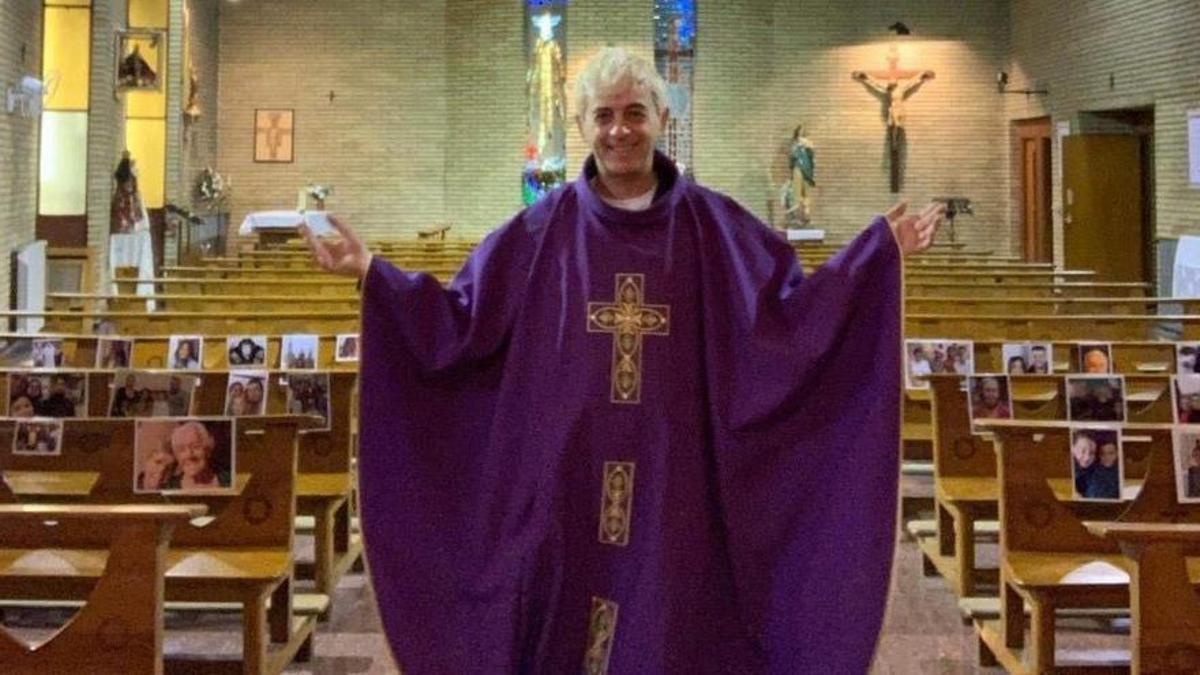 Muri&oacute; el cura rockero, Javier S&aacute;nchez, tras quemarse el h&aacute;bito con una vela
