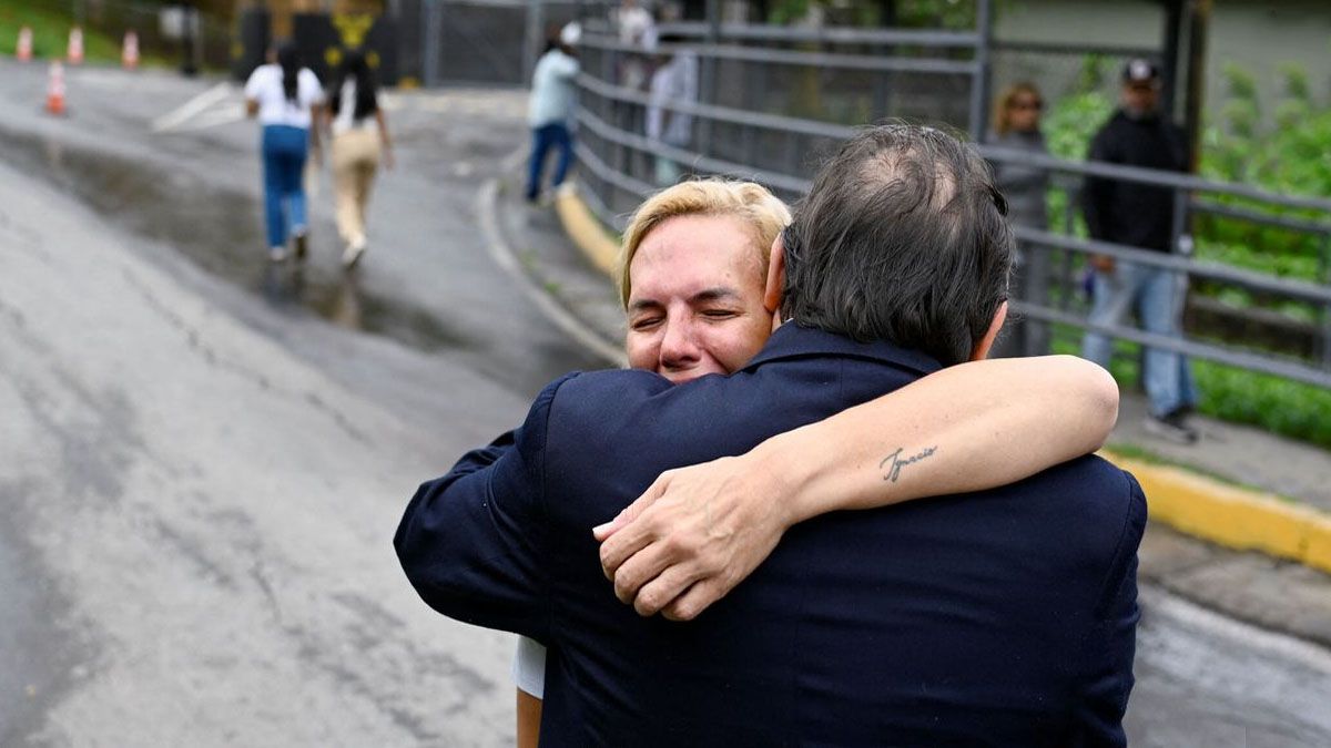 Abrazo y emoci&oacute;n. Tudares se abraza con su esposa al salir de la c&aacute;rcel en la que estaba como preso pol&iacute;tico. Estuvo 380 detenido ilegalmente por el r&eacute;gimen chavista en Venezuela. (foto: Gentileza El Nacional)