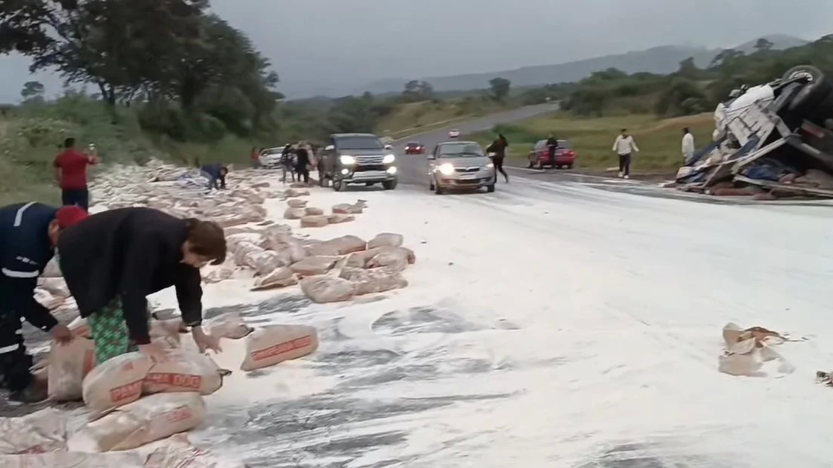 Automovilistas salteños saquearon un camión repleto de harina que circulaba en una ruta nacional. (Foto: Captura)&nbsp;