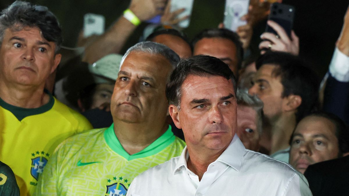 Flávio Bolsonaro denunció que la Justicia de Brasil le prohibió salir del país y le retuvo el pasaporte. (Foto: Reuters)