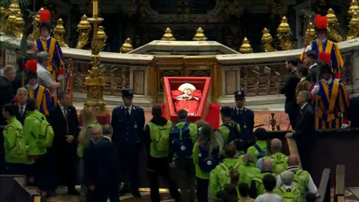 Los voluntarios en su último adiós al papa Francisco. Fue el punto final para el velatorio de tres días abierto para los fieles de todo el mundo. (Foto: Captura de TV)