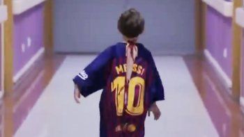 La campaña de una revista española que convirtió camisetas de jugadores en batas para niños hospitalizados