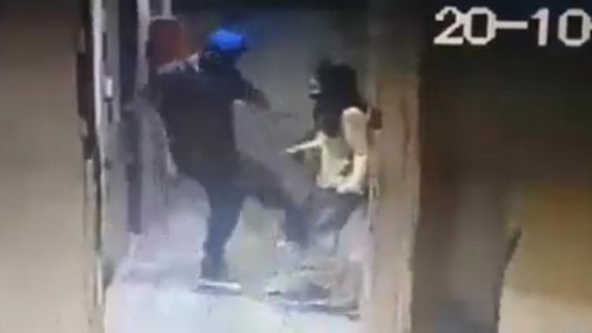 Video impactante: mató de una patada al perro de una mujer ciega