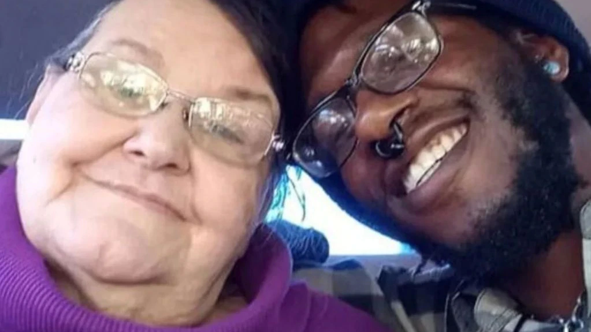 El tiene 27, ella 74 y son novios: Ella escucha la música que escuchaba mi abuela