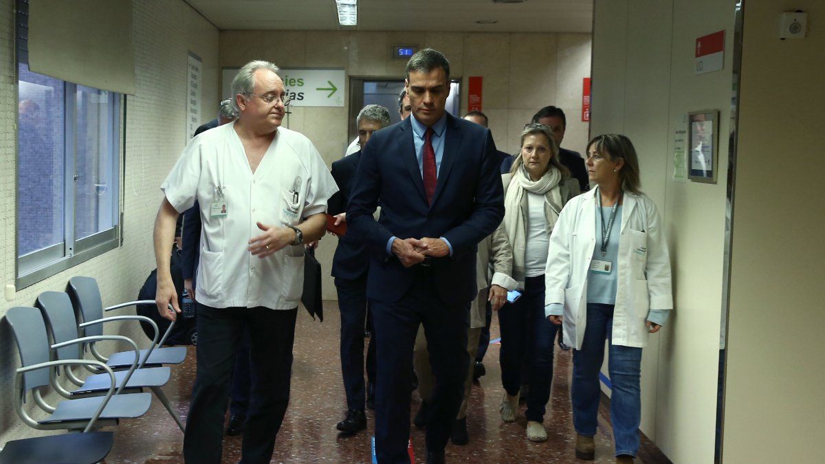 El presidente del gobierno español viajó a Barcelona para visitar a los policías heridos, tras la violencia de independentistas