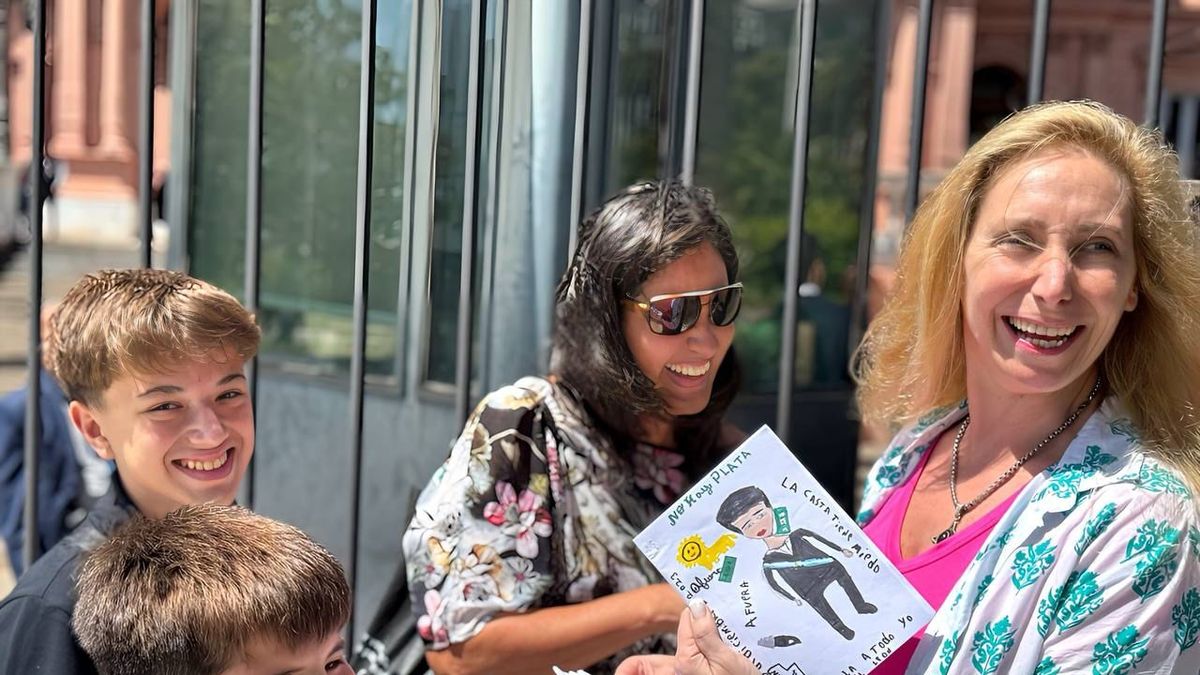 Karina Milei se mostró en la puerta de la Casa Rosada junto a fans de Javier Milei. Foto: Presidencia.