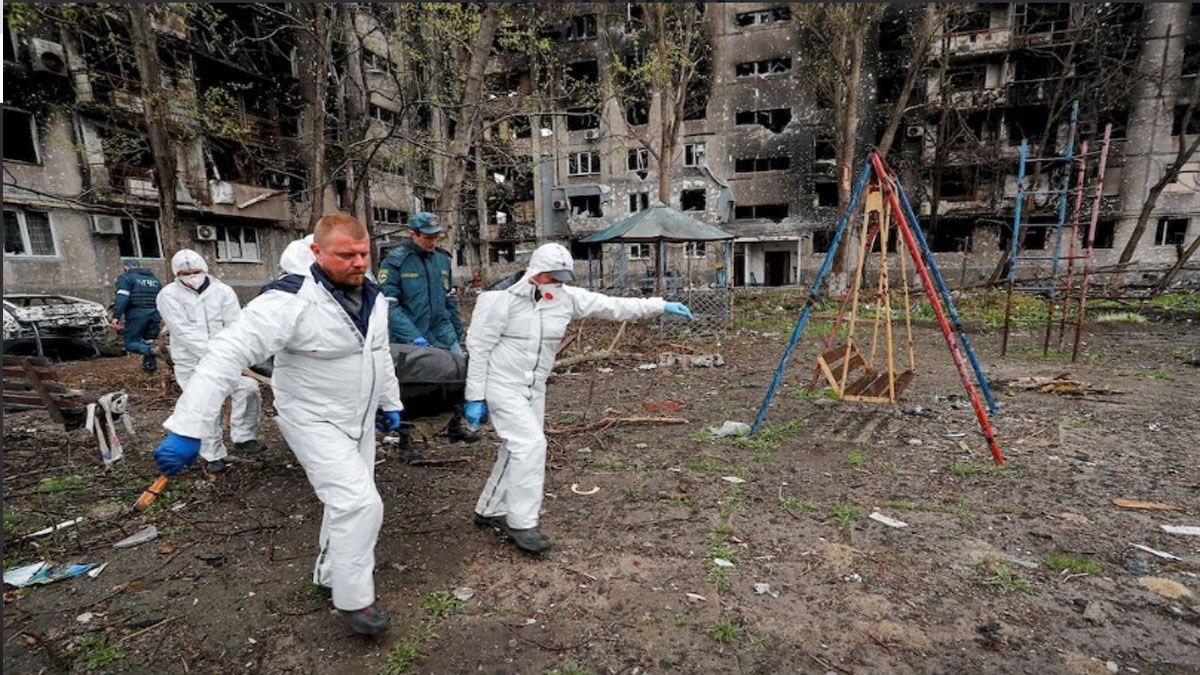 Trasladan los cuerpos encontrados en calles y fosas comunes por Mariupol (Foto: AP)