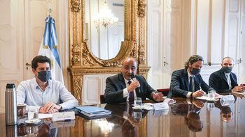 Juan Manzur (Jefe de Gabinete), rodeado de su antecesor y nuevo canciller, Santiago Cafiero y el ministro de Interior, Eduardo De Pedro. A un costado, el ministro de Economía, Martín Guzmán. Foto: Presidencia. Juan Manzur (Jefe de Gabinete), rodeado de su antecesor y nuevo canciller, Santiago Cafiero y el ministro de Interior, Eduardo De Pedro. A un costado, el ministro de Economía, Martín Guzmán. Foto: Presidencia.