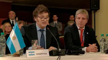 Milei y Caputo vuelven a defender el plan económico ante empresarios en el Congreso del IAEF