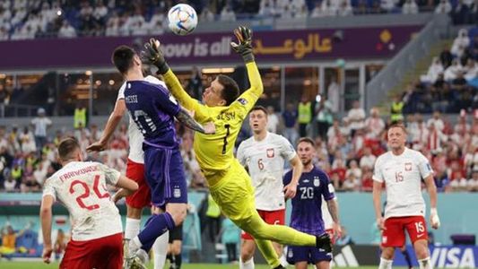 El arquero de Polonia perdió una insólita apuesta con Lionel Messi por el penal