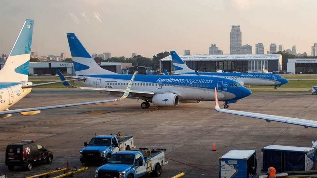 Un vuelo de repatriados por Aerolíneas Argentinas trajo el cuerpo embalsamado de un empresario que murió de coronavirus, sin declarar