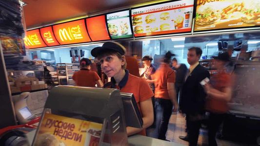 McDonald´s anunció que se va de Rusia y se armaron largas colas para conseguir la última hamburguesa