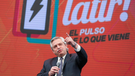 Desesperado por las encuestas, Alberto Fernández promete futuro y libertad en busca del voto joven