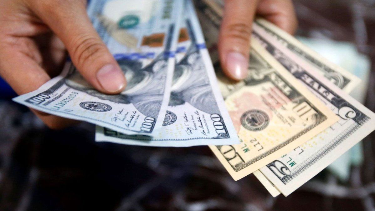 Expectante por el canje de Letes, el dólar bajó 37 centavos y cerró en $28,67