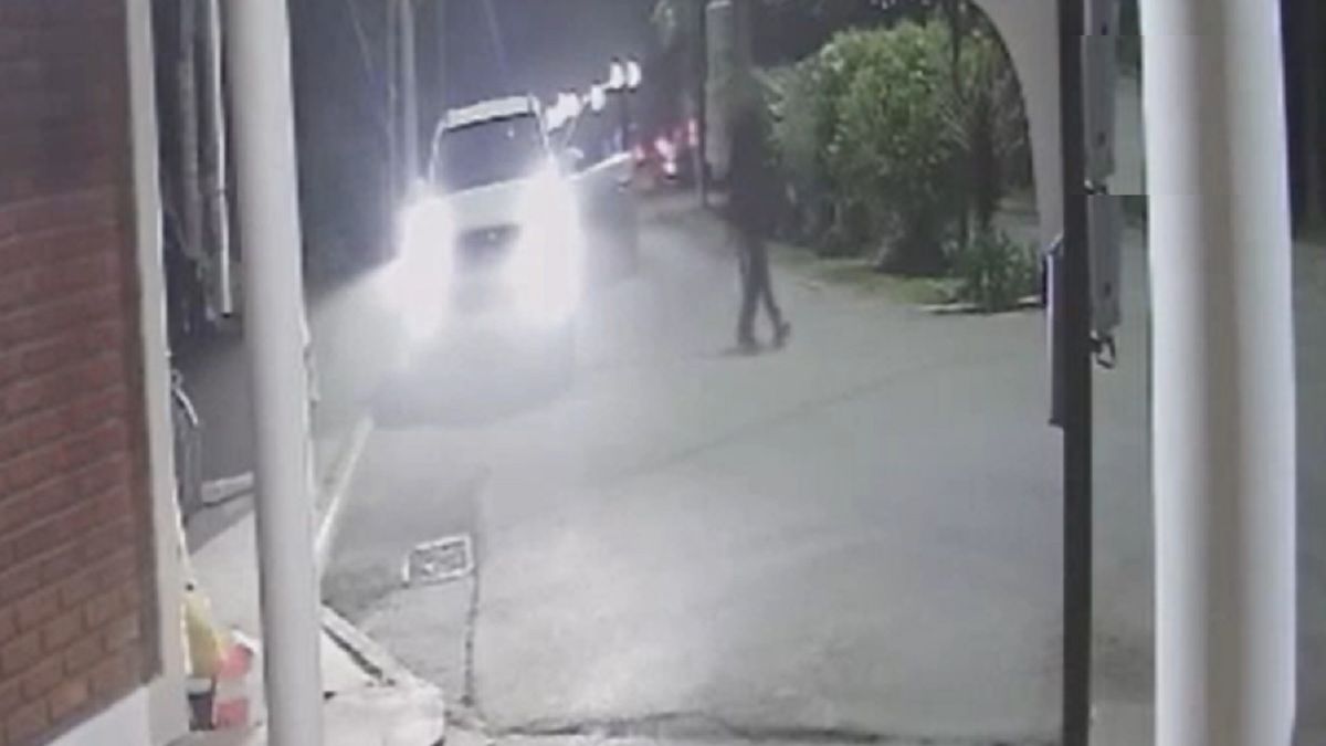 Locura total: el hombre amenaza al guardia en la entrada del lugar. Foto: captura de Tv.&nbsp;