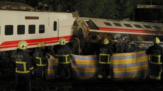 El video del momento en que descarriló el tren de Taiwán en el que murieron 18 personas