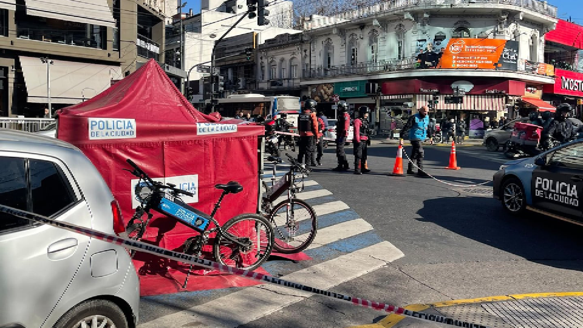 Un hombre cruzaba la avenida Triunvirato