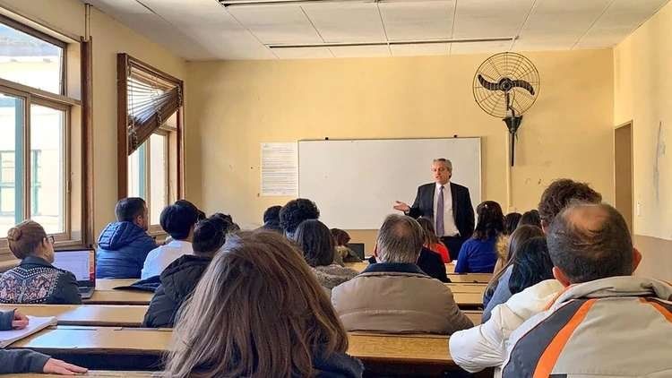 Alberto Fernández volvió a dar clases tras ganar las PASO
