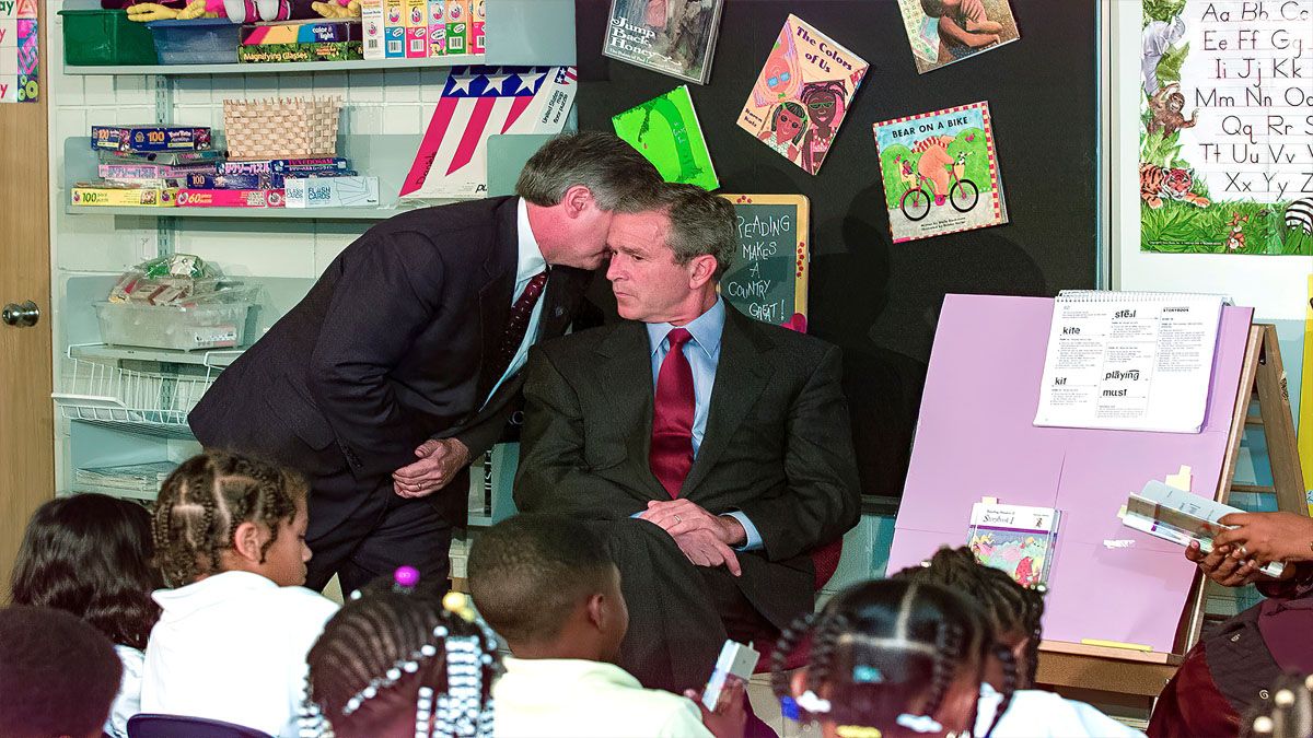 El presidente George W. Bush, recibe la noticia del atentado en una escuela de Florida (Foto: Archivo)